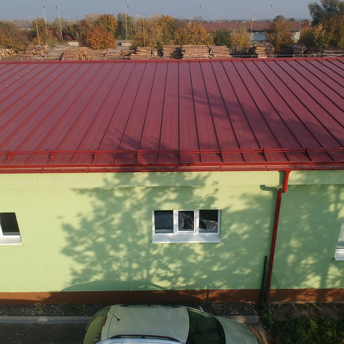 Budova Lesov SR, Sečovce - šikmá strecha, strešná krytina RAL 3009 LAMINA PREŠOV