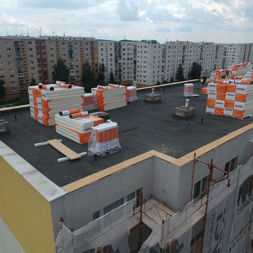 Bytový dom Prešov - tepelnoizolačný materiál Bauder PIR od LAMINY PREŠOV na streche bytovky