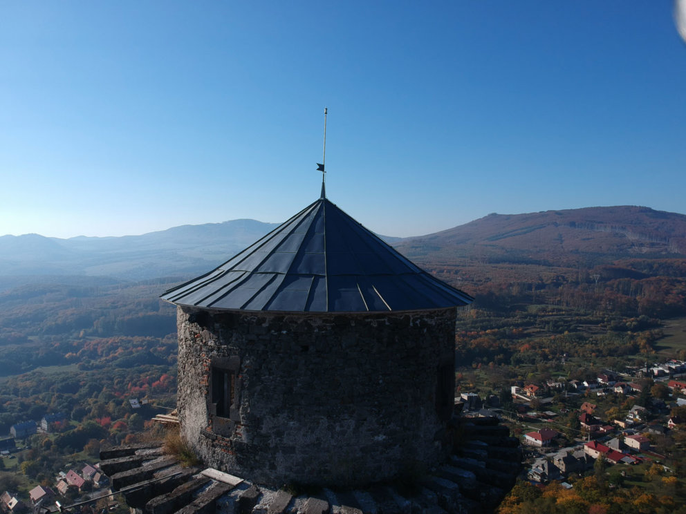 Hradná veža Slanec - historická strecha z titánzinkového plechu od LAMINY PREŠOV