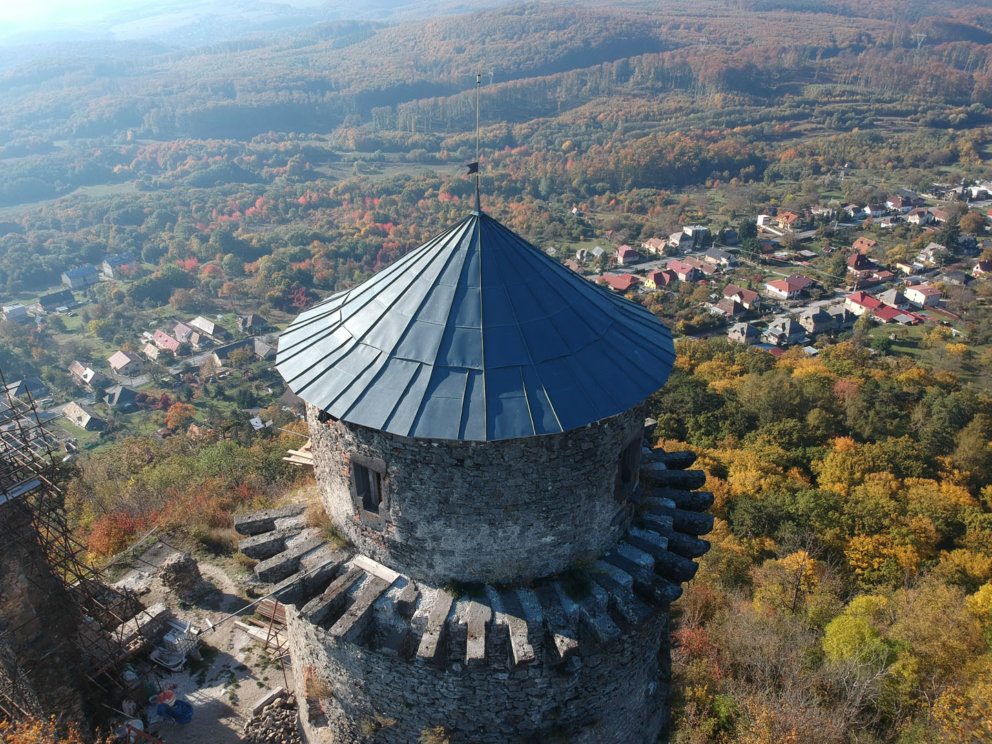 Hradná veža Slanec - historická strecha z titánzinkového plechu od LAMINY PREŠOV