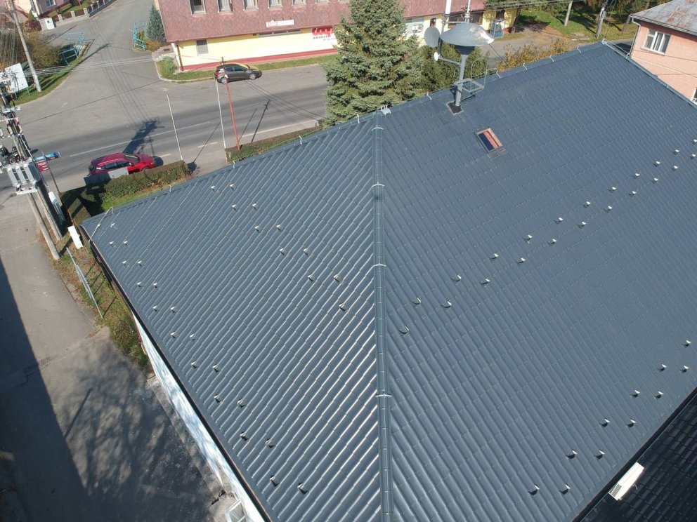 Obecný úrad Dlhé nad Cirochou - šikmá strecha valbová, profilovaná strešná krytina LAMINKA LAMINA PREŠOV, odkvapový systém EVROMAT - vyrobené z antracitového plechu LPL STANDARD RAL 7016