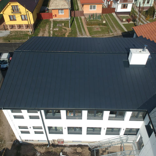Obecný úrad, Letanovce, šikmá strecha, strešná krytina Schlebach LAMINA PREŠOV plech LPL ELEGANZ RAL 7016