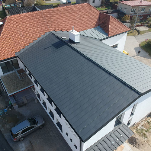 Obecný úrad, Letanovce, šikmá strecha, strešná krytina Schlebach LAMINA PREŠOV plech LPL ELEGANZ RAL 7016