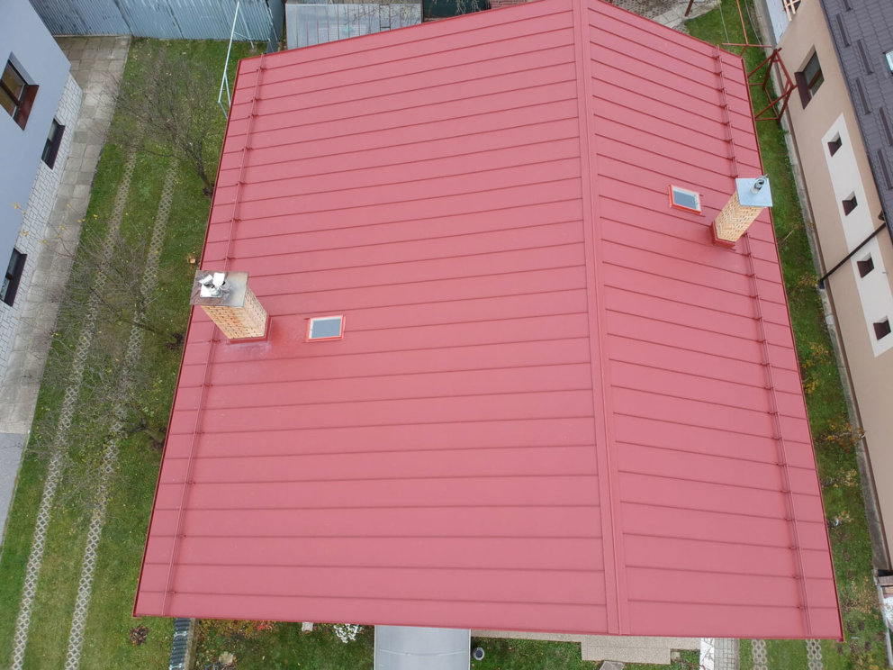 Rodinný dom Hertník - šikmá strecha, strešná krytina CLIP PANEL + odkvapový systém a rúrkové snehové zábrany plech LPL RAL 3009 LAMINA PREŠOV