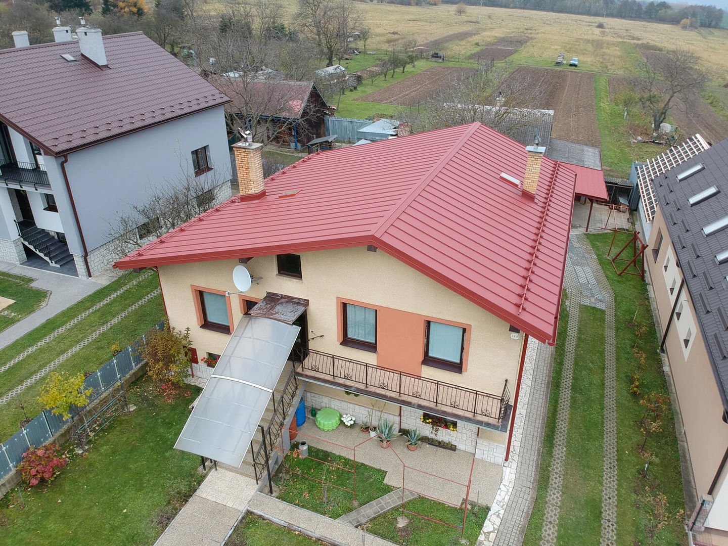 Rodinný dom Hertník - šikmá strecha, strešná krytina CLIP PANEL + odkvapový systém a rúrkové snehové zábrany plech LPL RAL 3009 LAMINA PREŠOV