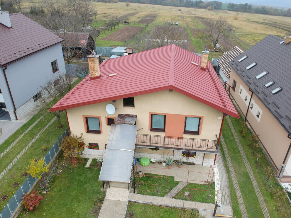 Rodinný dom Hertník - šikmá strecha, strešná krytina CLIP PANEL + odkvapový systém a rúrkové snehové zábrany plech LPL RAL 3009 LAMINA PREŠOV