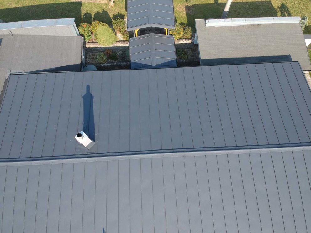 Rodinný dom Humenné - šikmá strecha s nízkym sklonom, falcovaná strešná krytina SCHLEBACH od LAMINY PREŠOV - plech LPL ELEGANZ RAL 7016 antracitový - pohľad 1
