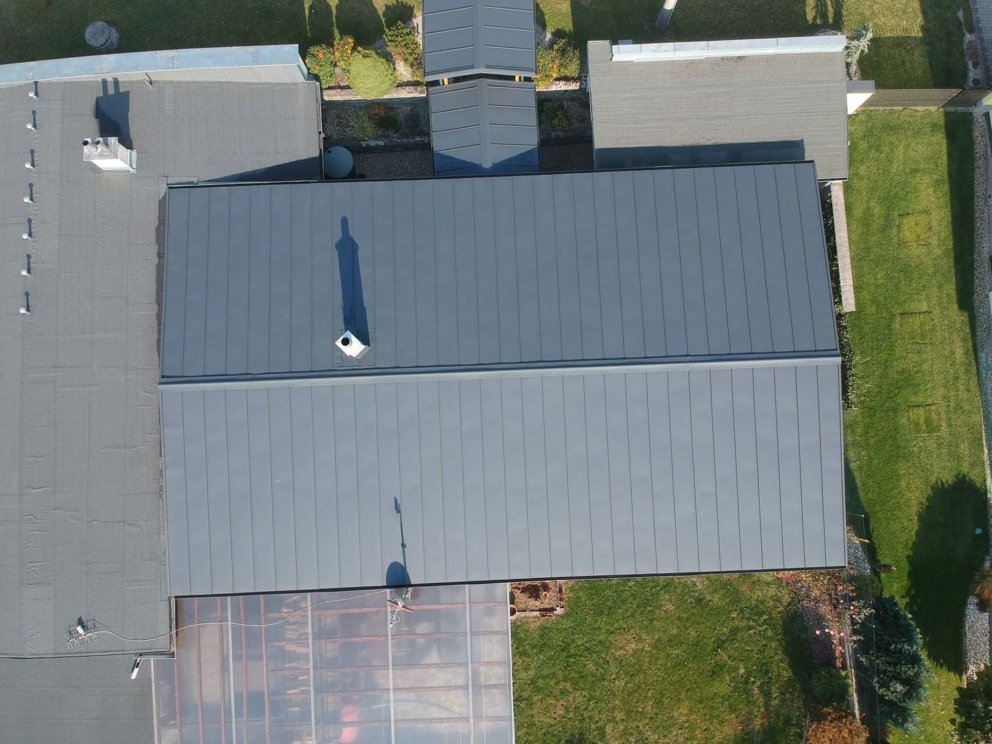 Rodinný dom Humenné - šikmá strecha s nízkym sklonom, falcovaná strešná krytina SCHLEBACH od LAMINY PREŠOV - plech LPL ELEGANZ RAL 7016 antracitový - pohľad 2