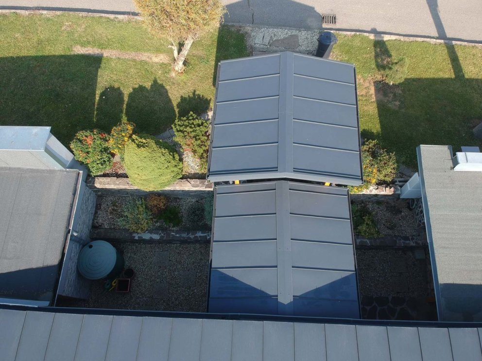 Rodinný dom Humenné - šikmá strecha s nízkym sklonom, falcovaná strešná krytina SCHLEBACH od LAMINY PREŠOV - plech LPL ELEGANZ RAL 7016 antracitový - prístrešky