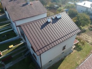 Rodinný dom Humenné - šikmá strecha, plechová strešná krytina CLIP PANEL LAMINA PREŠOV - LPL plech ELEGANZ RAL 8017