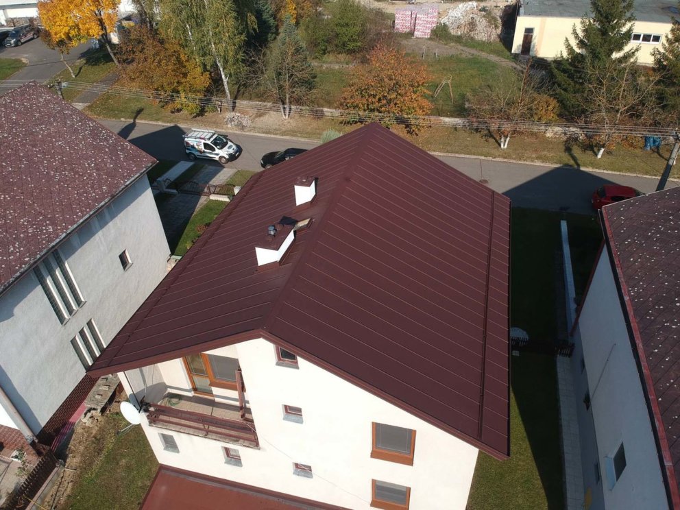 Rodinný dom Humenné - šikmá strecha, plechová strešná krytina CLIP PANEL LAMINA PREŠOV - LPL plech ELEGANZ RAL 8017