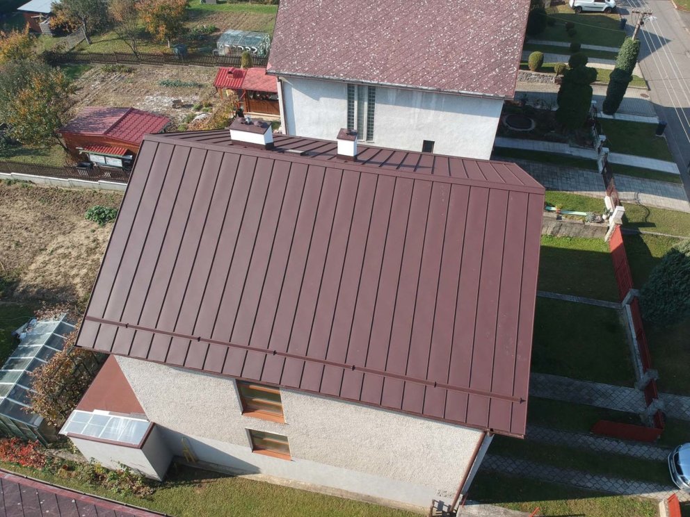 Rodinný dom Humenné - šikmá strecha, plechová strešná krytina CLIP PANEL LAMINA PREŠOV - LPL plech ELEGANZ RAL 8017