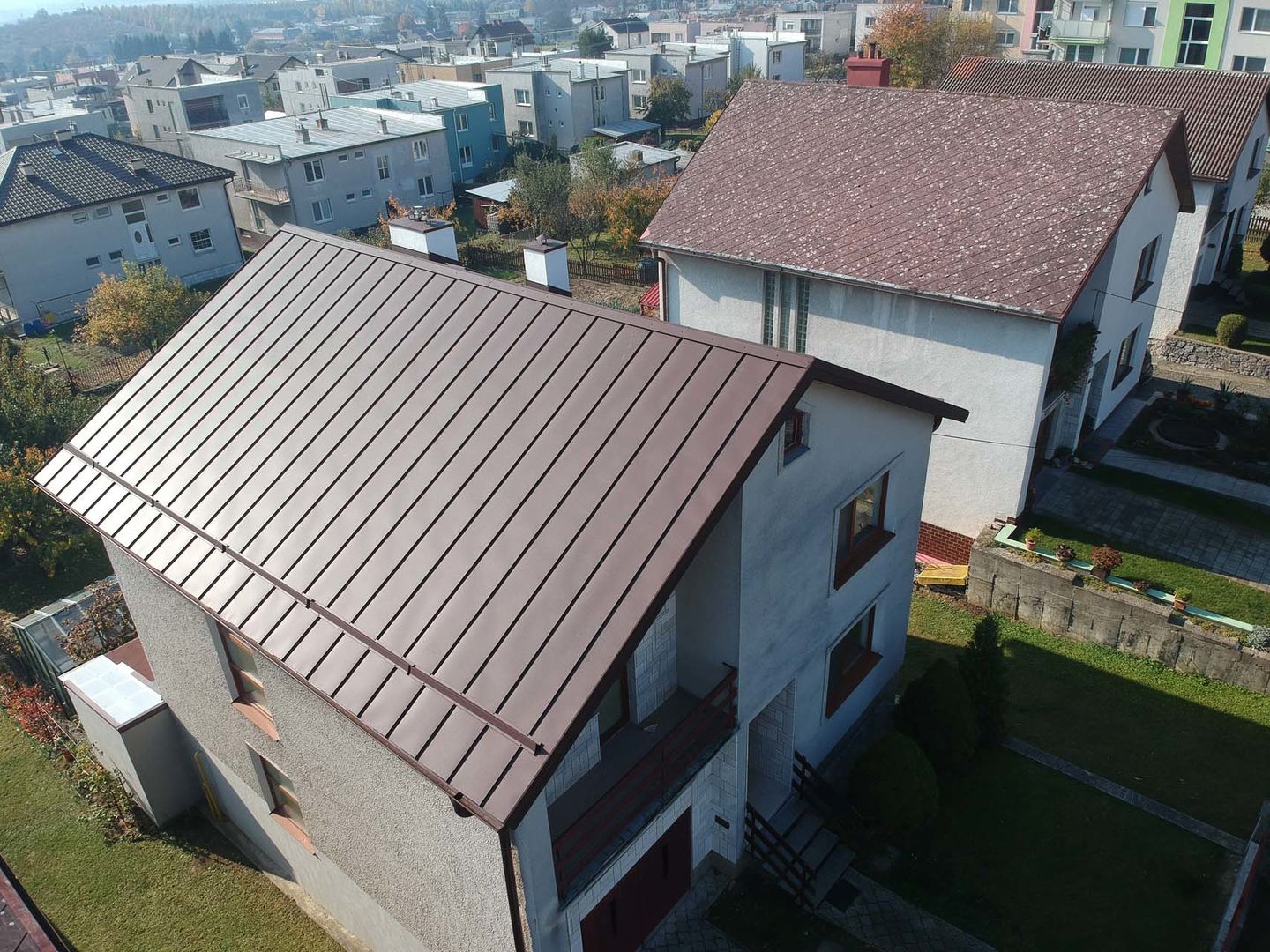 Rodinný dom Humenné - šikmá strecha, plechová strešná krytina CLIP PANEL LAMINA PREŠOV - LPL plech ELEGANZ RAL 8017