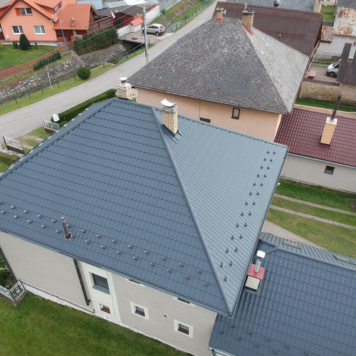 Rodinný dom, Osikov - šikmá strecha, strešná krytina LAMINKA - LAMINA PREŠOV plech LPL ELEGANZ RAL 7016 + oblúkové snehové zachytávače