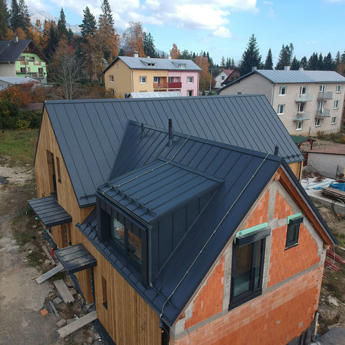 Rodinný dom, Tatranská Štrba - šikmá strecha CLIP PANEL LAMINA PREŠOV - plech LPL STRONG RAL 7016