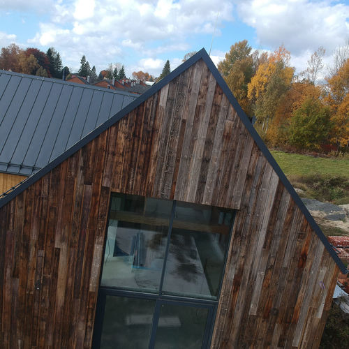 Rodinný dom, Tatranská Štrba (barn style - moderná stodola) - šikmá strecha CLIP PANEL LAMINA PREŠOV - plech LPL STRONG RAL 7016