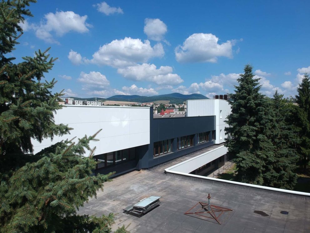 Budova SAD Bardejov - fasáda SOFIT PANEL LAMINA PREŠOV + Alu Panel + Fundermax