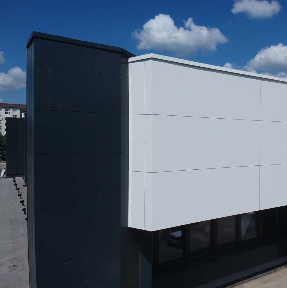 Budova SAD Bardejov - fasáda SOFIT PANEL LAMINA PREŠOV + Alu Panel + Fundermax