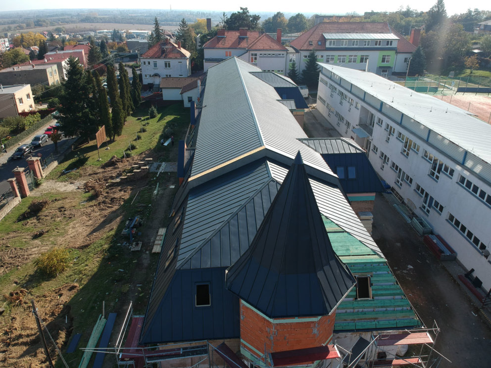 SOU E, Kráľovský Chlmec - veža, šikmá strecha, strešná krytina CLIP PANEL LAMINA PREŠOV plech LPL STRONG RAL 7016