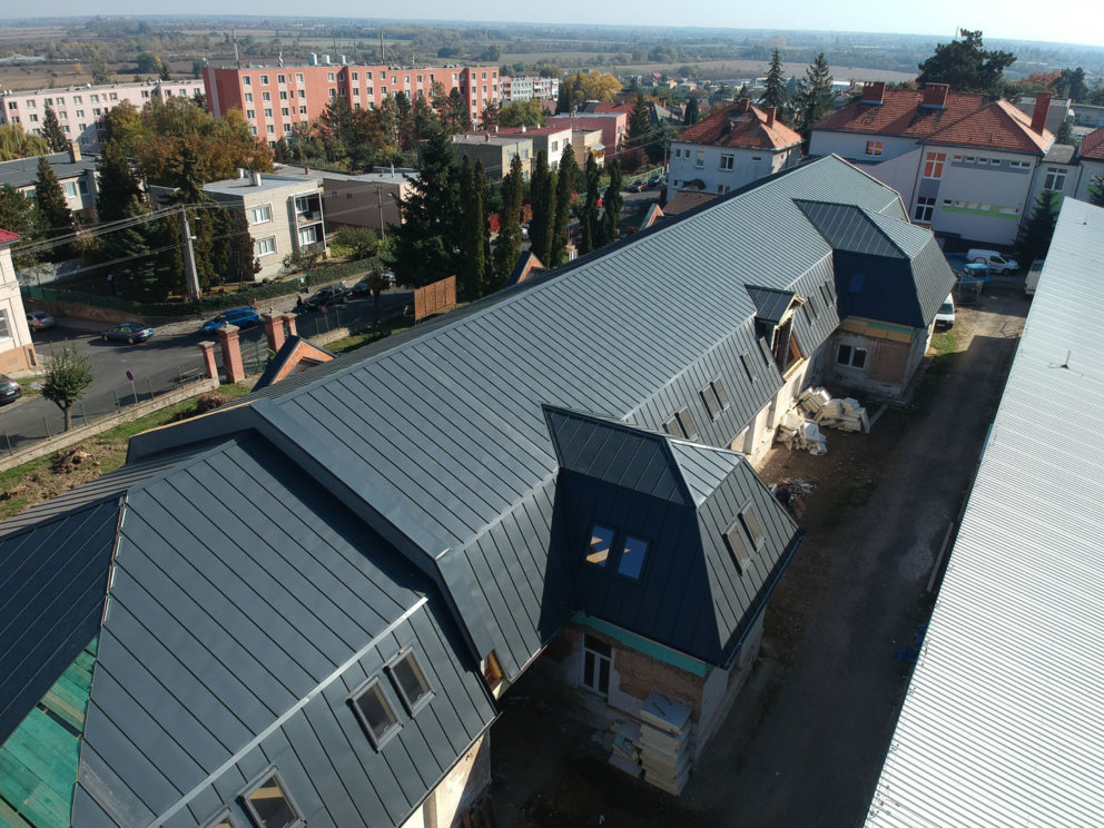 SOU E, Kráľovský Chlmec - šikmá strecha, strešná krytina CLIP PANEL LAMINA PREŠOV plech LPL STRONG RAL 7016