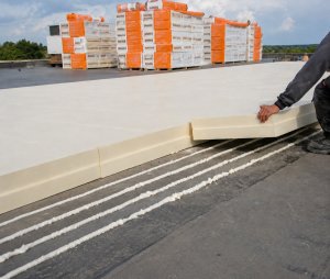 Inštalácia PIR panelov Bauder na plochej streche